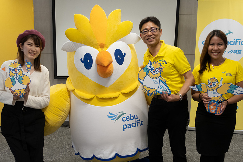 キャラクターデザインを担当したmomo ironeさん（左）も来場した