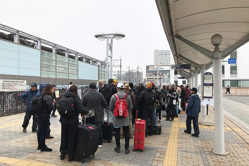 白馬・栂池高原方面へは東口バス乗り場から直行バスで。1時間に1本の割合で出ています
