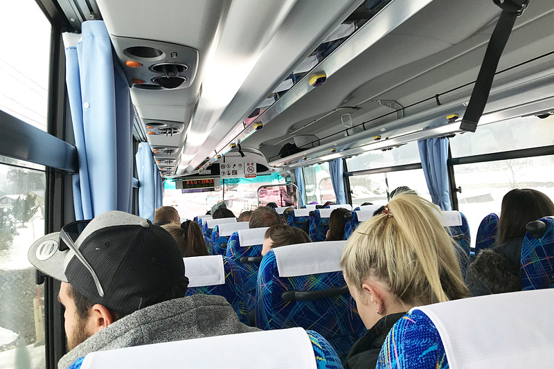 なんと外国人率90％以上！びっくりするほどインターナショナルなバスの中。私以外ほぼ全員スキー客