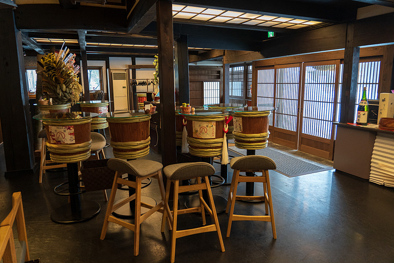 庄屋丸八の内部。夜はここが外国人でいっぱいに