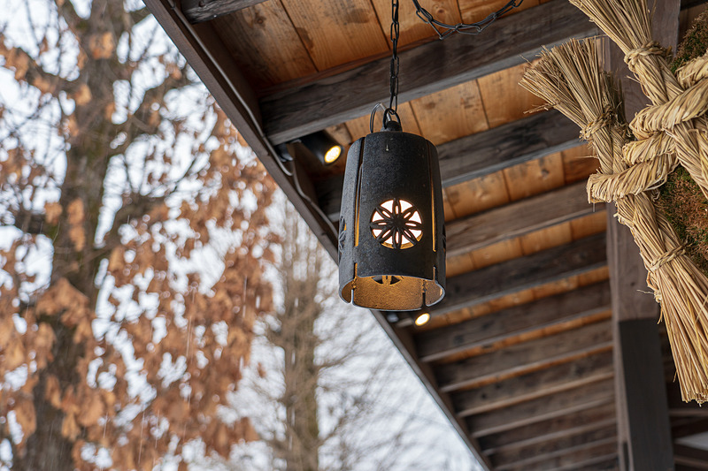 庄屋丸八の前の道路脇には赤いおべべのお地蔵さまが。地域の人が大切に守っているのが分かります