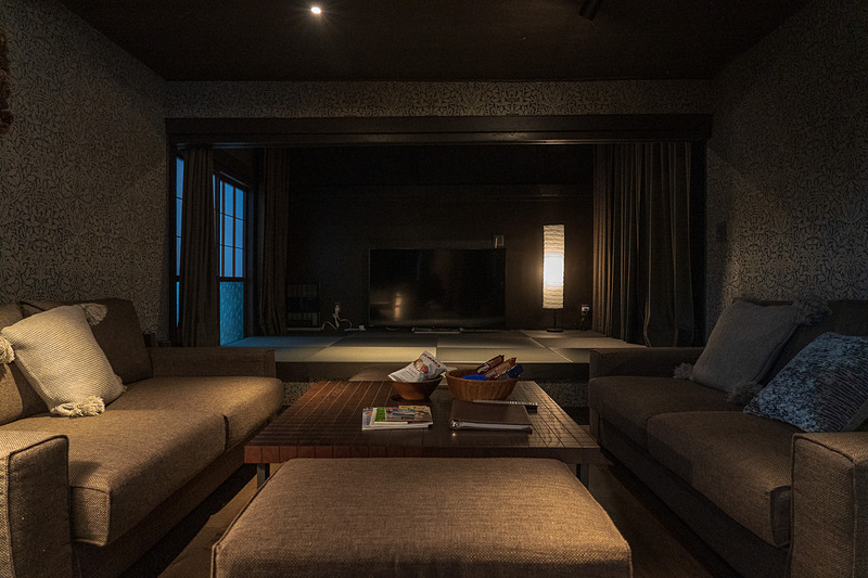 大きなソファの奥は和室。この部屋は6名定員のときは、畳の上に布団が敷かれます