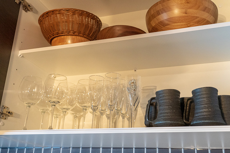 食器やカトラリーが揃っているキッチン