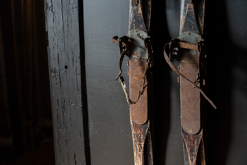 入り口のドアに古いスキー板が飾られていたりと、インテリアも興味深いのです