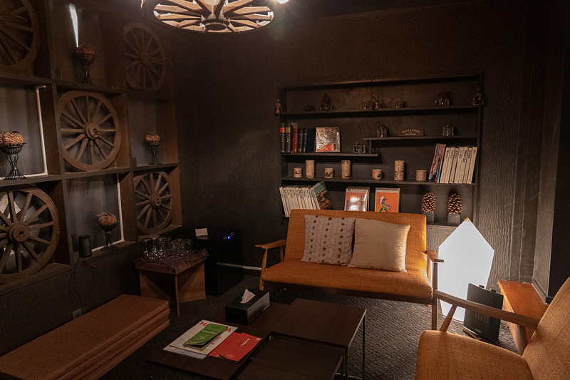 弐番館の1階にあるワインラウンジ。ワインセラーに入っているワインはなんと無料！