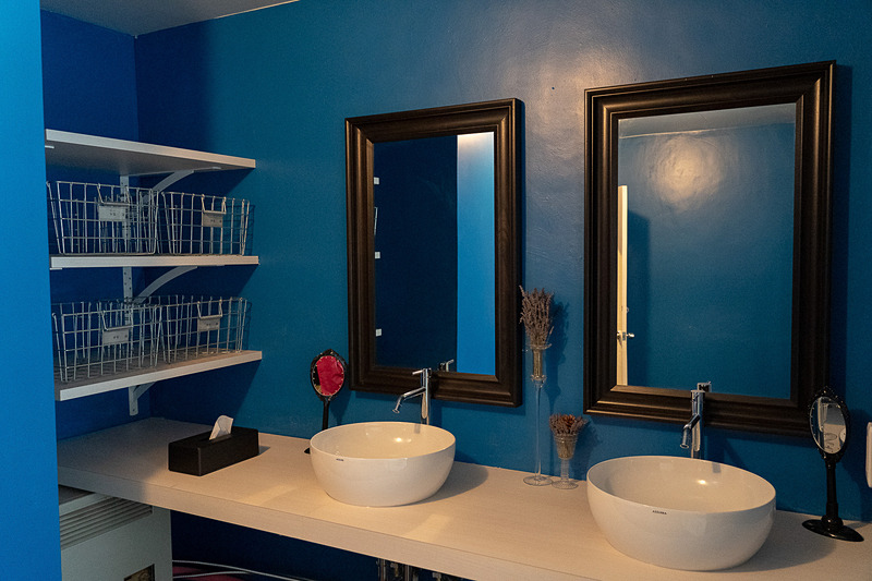 弐番館のお部屋はシャワーブースのみなので、部屋単位で貸し切れるお風呂が1階に2つあります