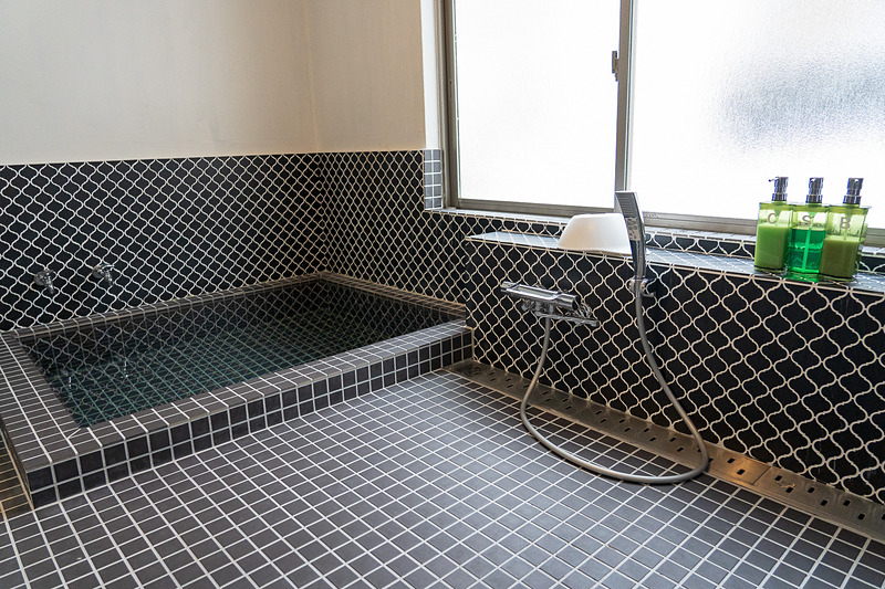 弐番館のお部屋はシャワーブースのみなので、部屋単位で貸し切れるお風呂が1階に2つあります
