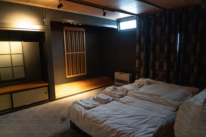 ベッドルームの感じも部屋ごとにさまざま。バスローブとパジャマは備わっています