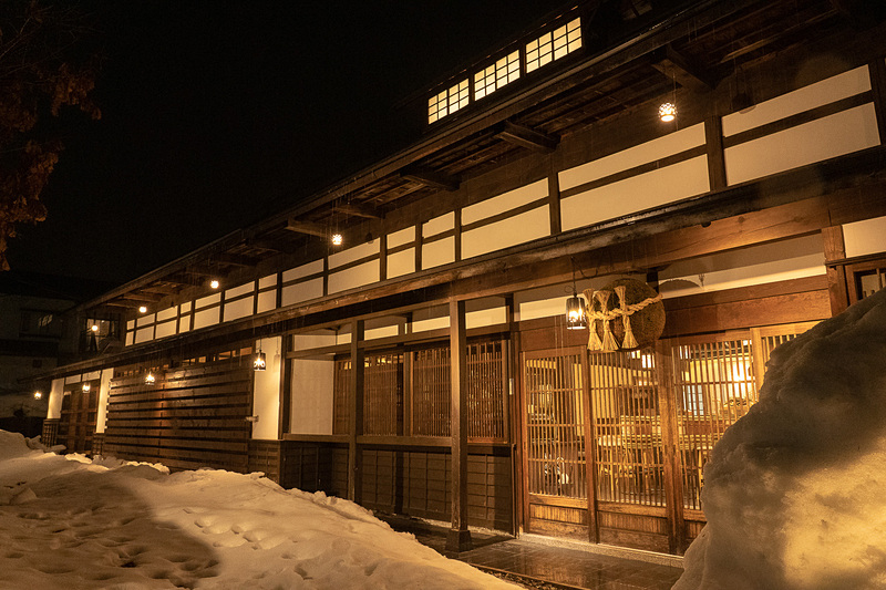 夜は雪景色のなか、幻想的な雰囲気になる庄屋丸八