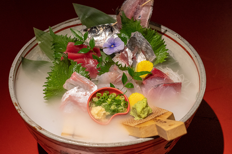 丸八ダイニング名物「白馬雲海お造り盛り合わせ」。大きな器で美しく盛られて出てくるのであちこちでカメラのシャッター音が