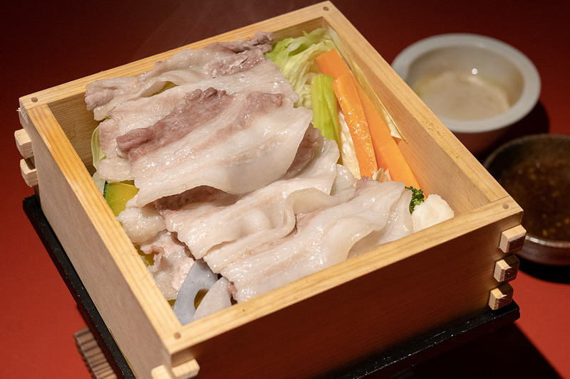 豚バラがたっぷり乗った野菜せいろ蒸しはバーニャソースとポン酢ソースお好みで