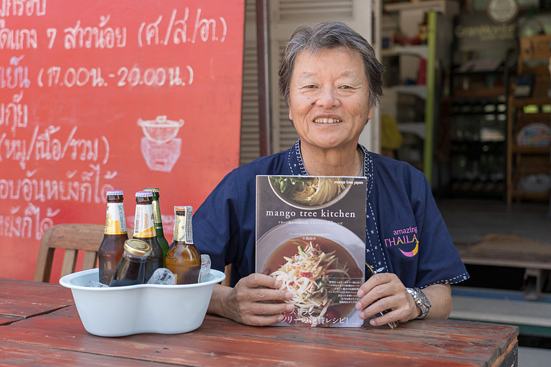 レシピブックを手にマンゴツリージャパン代表取締役の小島由夫氏。今回の旅は小島社長も同行しました