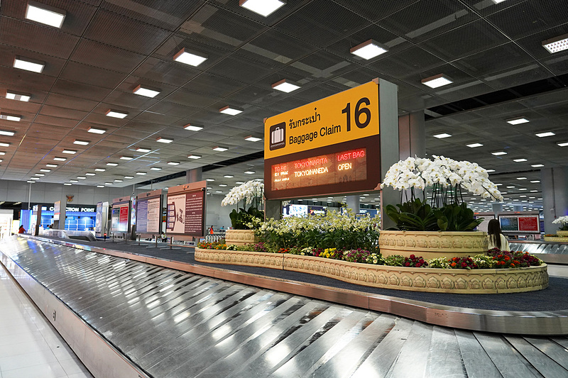 スワンナプーム国際空港では入国審査後、成田で預けた荷物を一旦受け取ります