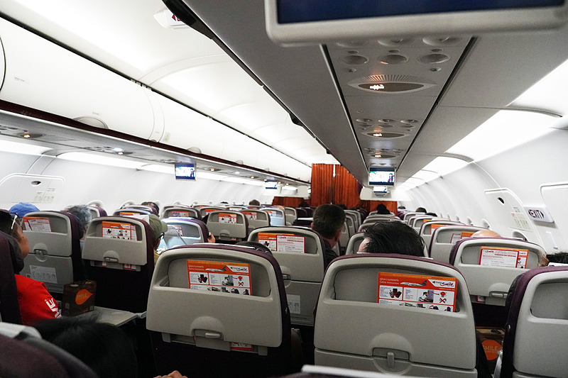 3-3の配列。個々にモニターはなく、天井からところどころに設置されているタイプ