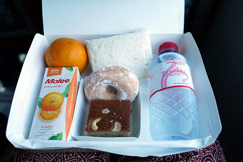 ホテルを朝7時に出発したので朝食はお弁当をバスの中で