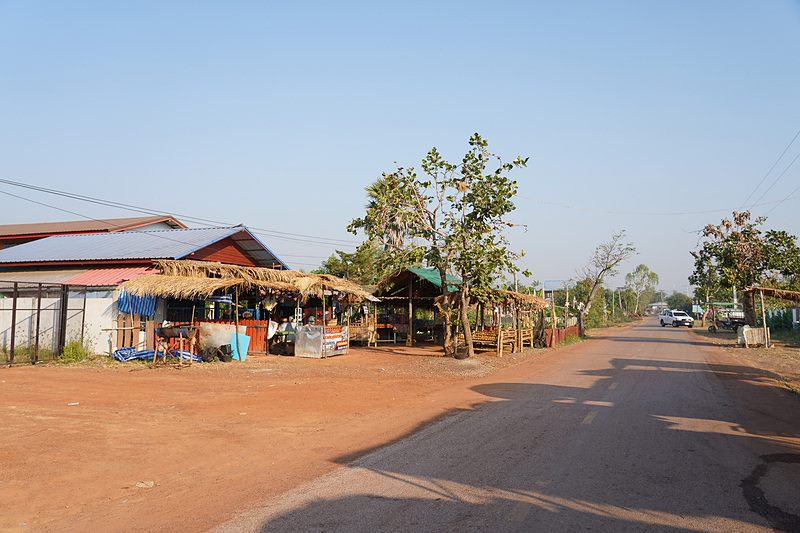 湖の近くに到着。日焼け防止の帽子などが売られる屋台が立ち並ぶ。おやつもいろいろと