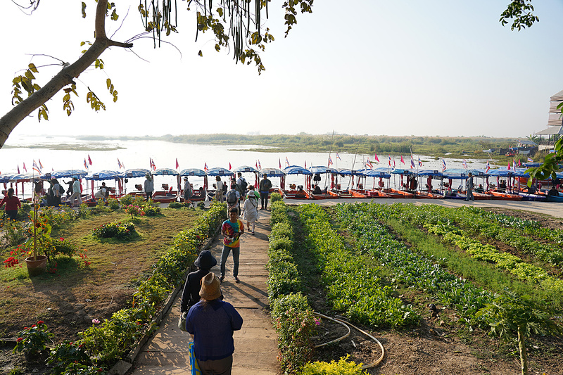 待ち構えるたくさんのボート