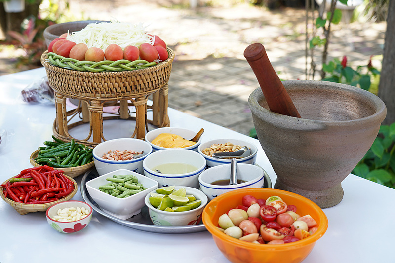用意されたこの食材のたたずまいだけでもうっとり。こちらはソムタムの材料と石臼。