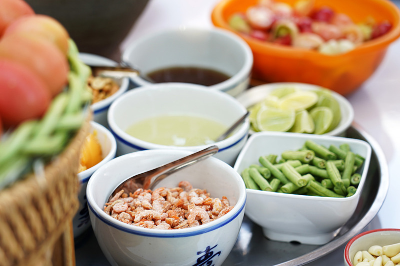 日本では茹でて食べるいんげんを、ぶつ切りの生で食べるのが新鮮