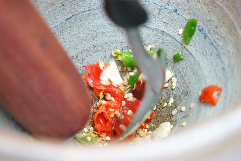 ソムタムのソムは「酸っぱい」、タムは「叩く」という意味だそう