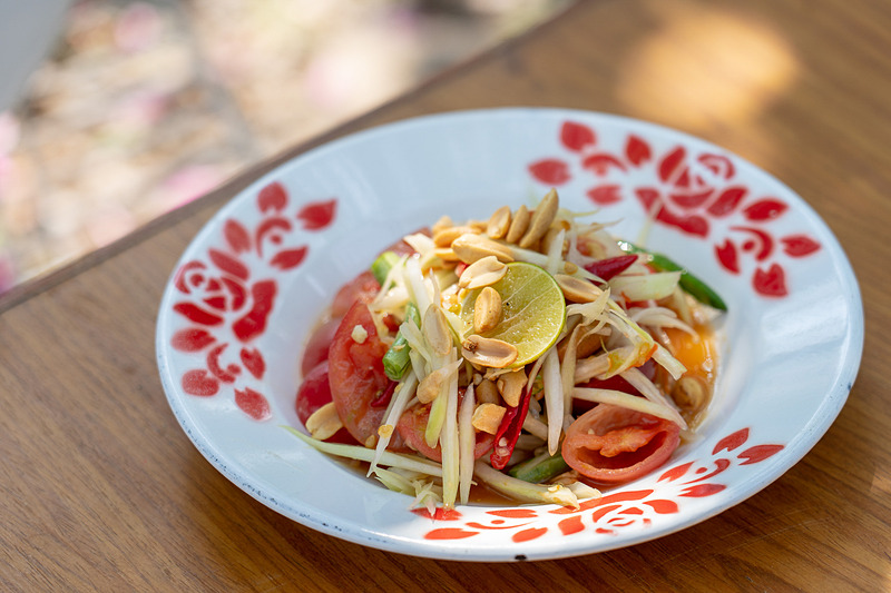 タイの青いパパイヤのサラダ、ソムタムの完成！　器がかわいい～♪