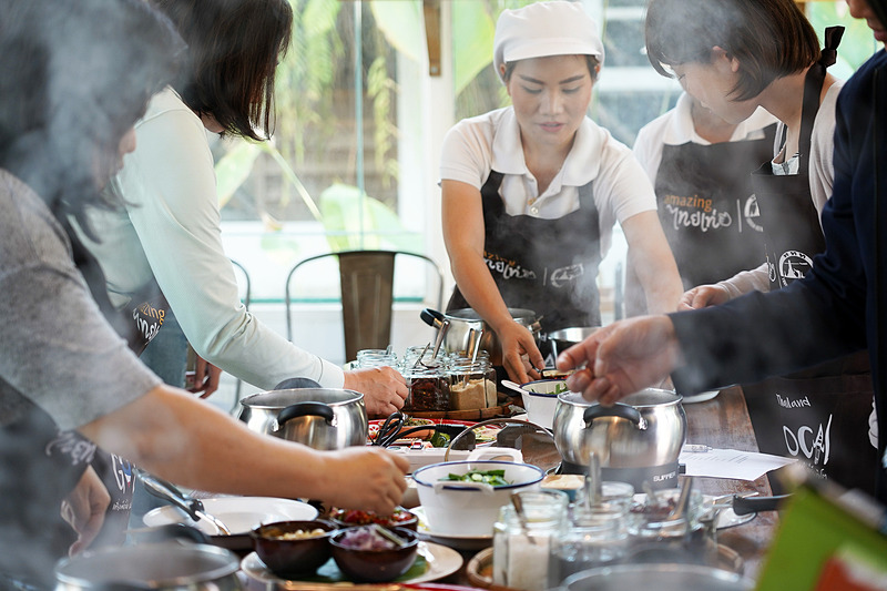 室内に場所を移して「トムセップ」作り