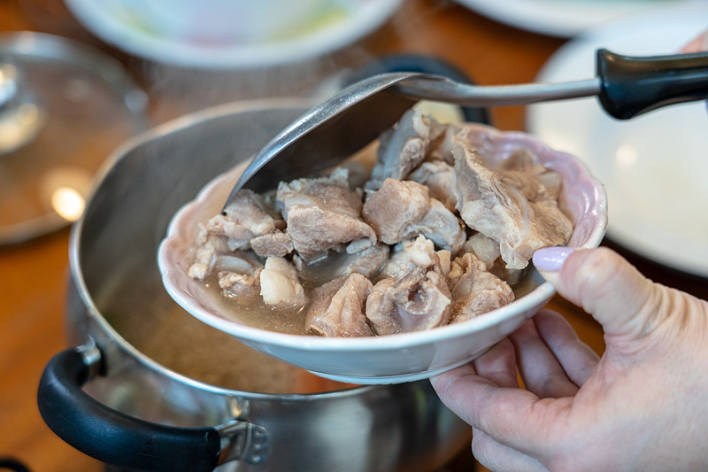 柔らかく下処理された豚の軟骨を投入