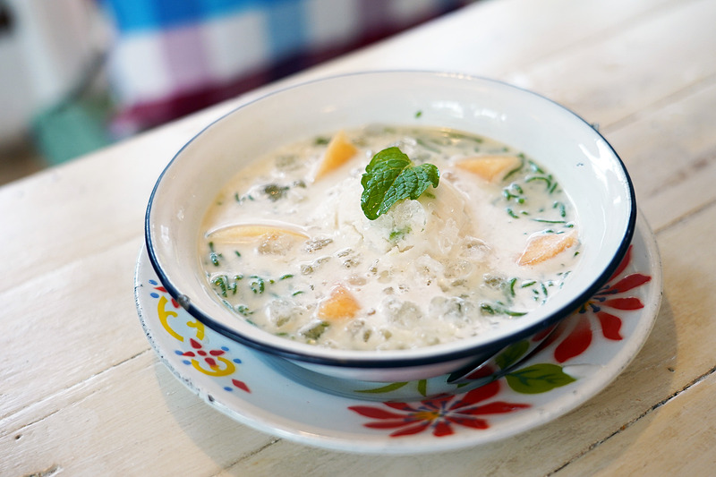 デザートはココナッツミルク味の甘いシロップがホッとする一品