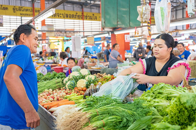 地元の人であふれるマーケットに立ち寄りました