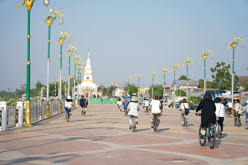 ラオス国境のメコン川周辺をサイクリング