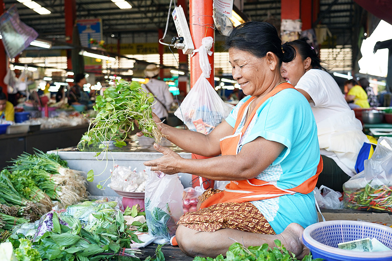 地元の人であふれる市場。豊富な食材は魅力的な食文化を表わしていますね