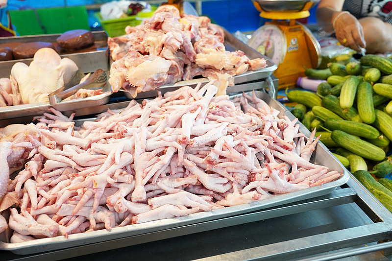 スープに入るのかな？鳥の足いっぱい