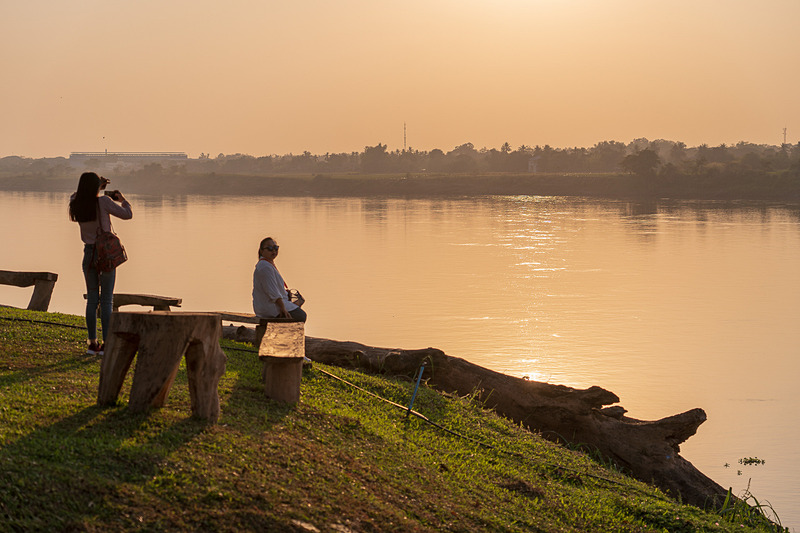 夕暮れ時のドラマチックな光景が