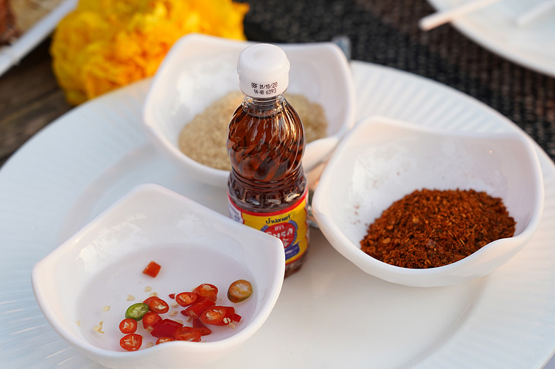 ナンプラー、粉唐辛子、酢漬け唐辛子、グラニュー糖の4大調味料