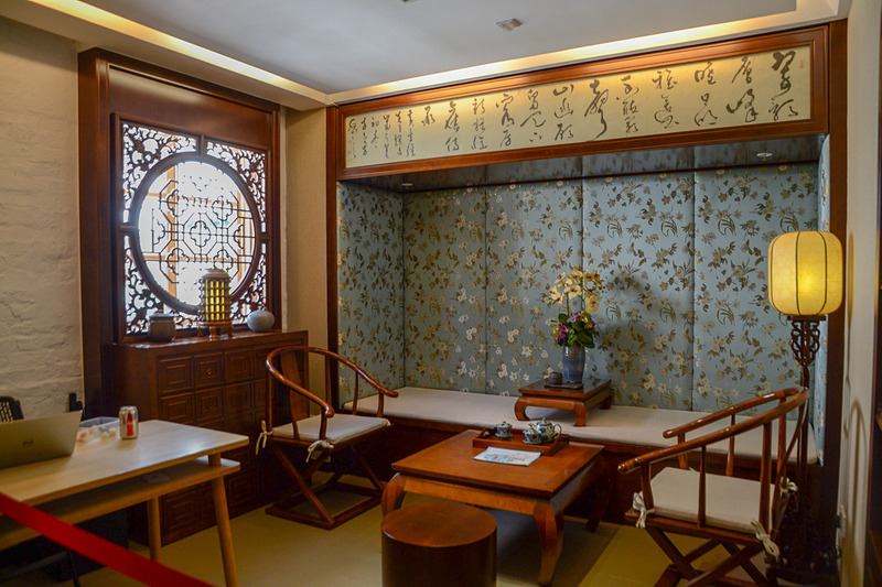 中国式の伝統建築と近代建築が合わさった優雅な雰囲気の宿泊棟のロビー部分。棟によってデザインが異なる