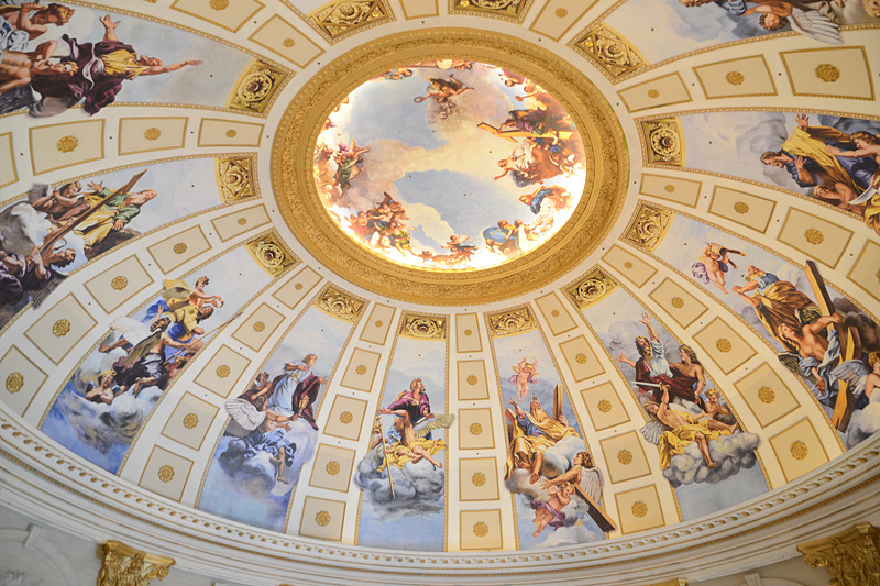 天井にはフランス建築を思わせる華やかな壁画