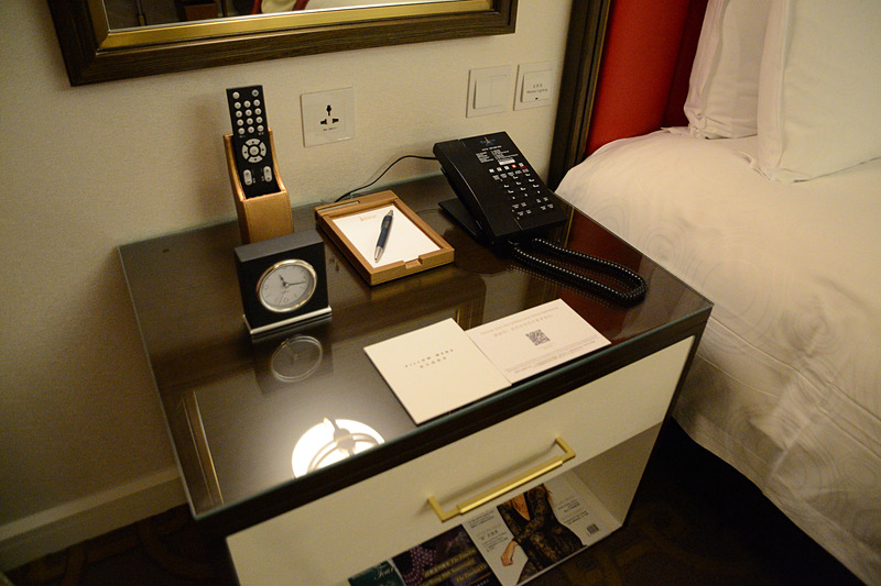 ベッド周りもシンプルでシックな家具が置かれていた