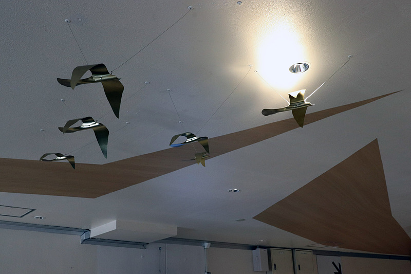 コンコースには、乗客を誘導するように幕天井が取り付けられ、またカモメをモチーフにした鳥も吊されている