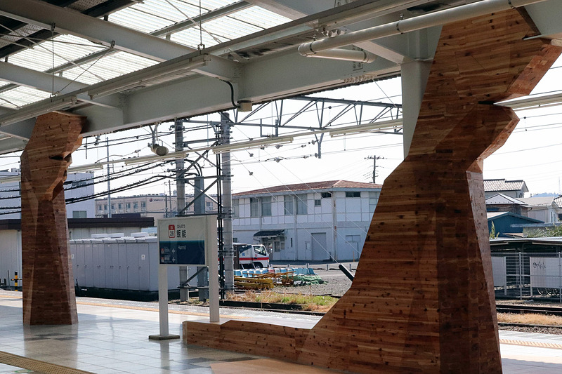 「春」をイメージし、木材を使用したモチーフを設置する1・2番線