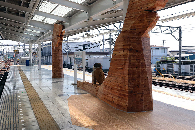 オブジェの一部はベンチになっていて座ることもできる