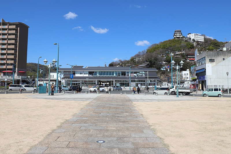3代目となる新駅舎。歴史情緒ある尾道の街にとけ込むデザインだ