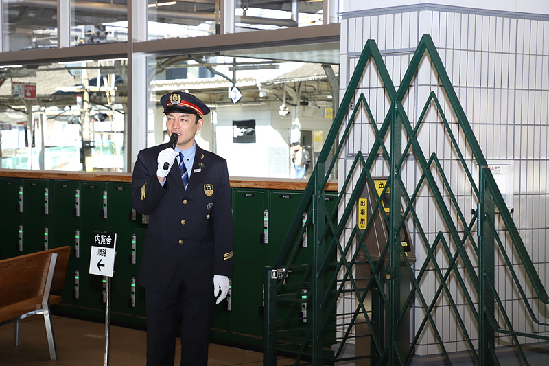 尾道駅長 片岡茂樹氏が瑞風ロゴについて説明