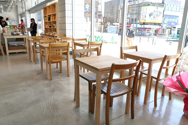 カフェのカウンターと座席