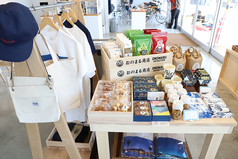 ショップスペースには、尾道や近隣のお土産も揃う