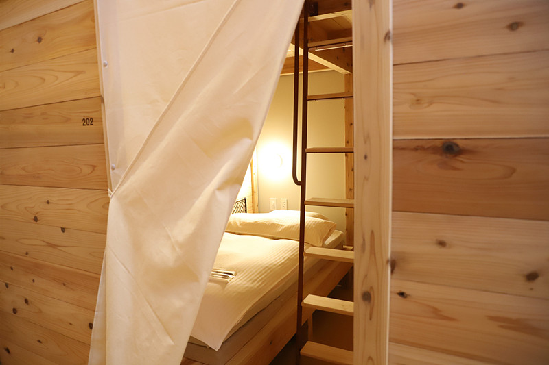 快適に寝ることに特化したベッドスペース。荷物スペースはベッド下に確保