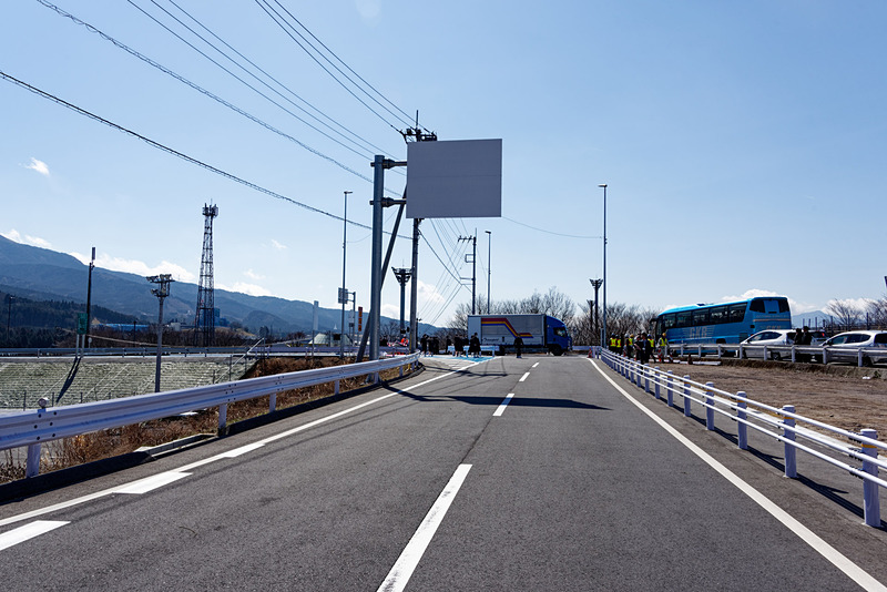 最初の交差点で左折し、200メートルほど先を右折して回り込むと、下り側スマートICの入口となる