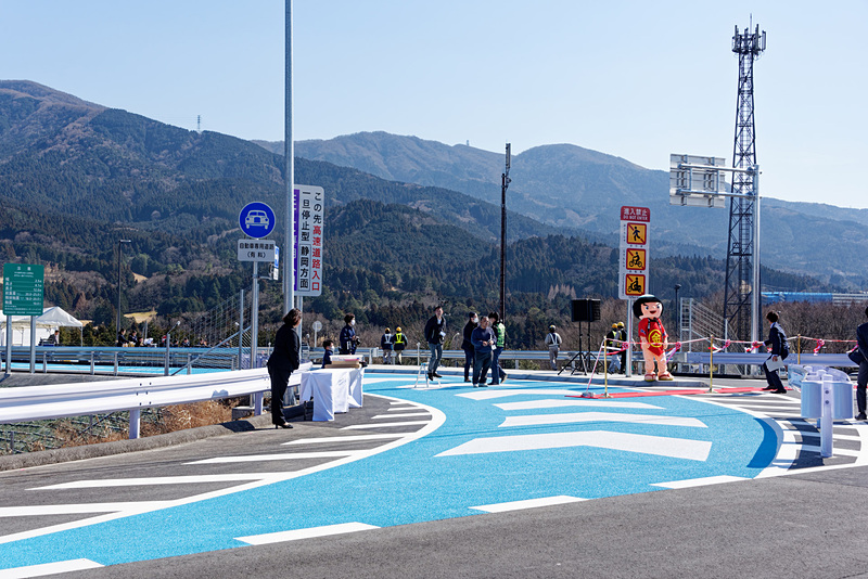 最初の交差点で左折し、200メートルほど先を右折して回り込むと、下り側スマートICの入口となる