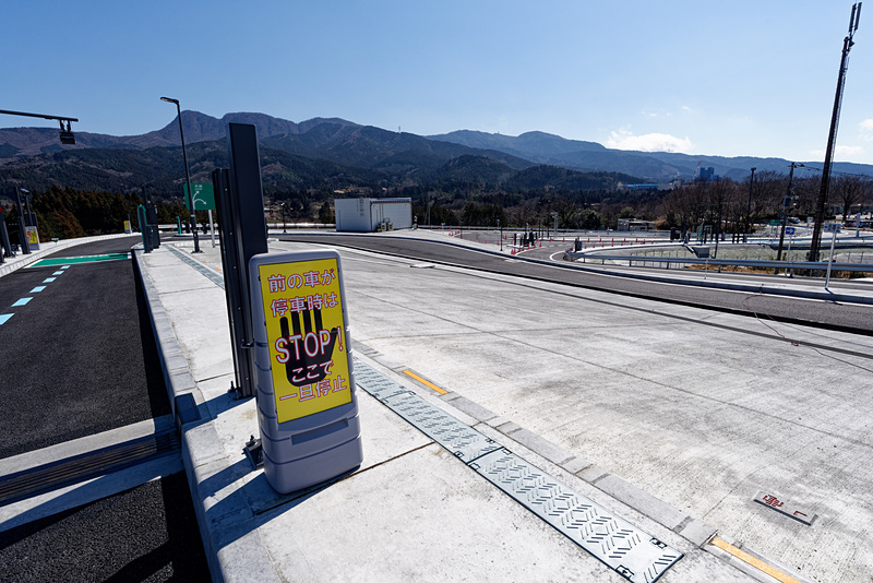 ゲートを通過して下っていく