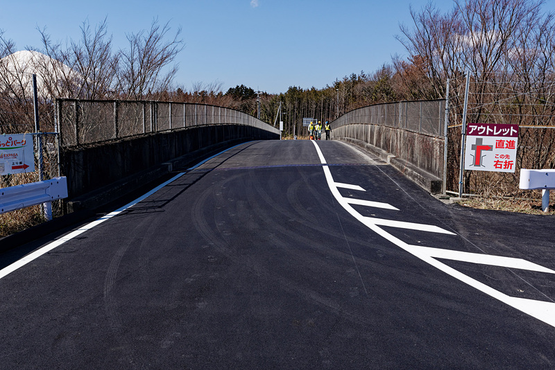 この跨道橋は一方通行となっている