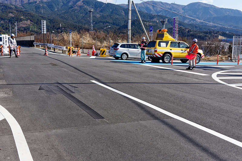 開通直後はやや混乱も見られた交差点。この写真撮影時は開通前のため路面表示も隠されている